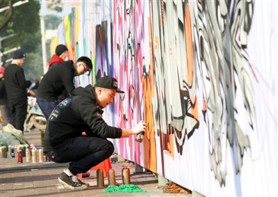 江南城區(qū)臨沅路上，涂鴉愛好者正在進行街頭涂鴉藝術創(chuàng)作